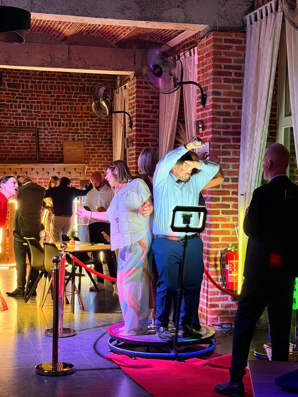 Invités sur le photobooth 360 pendant une soirée